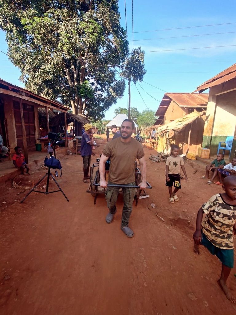 Behind the scenes: Pulling the cart for the shot