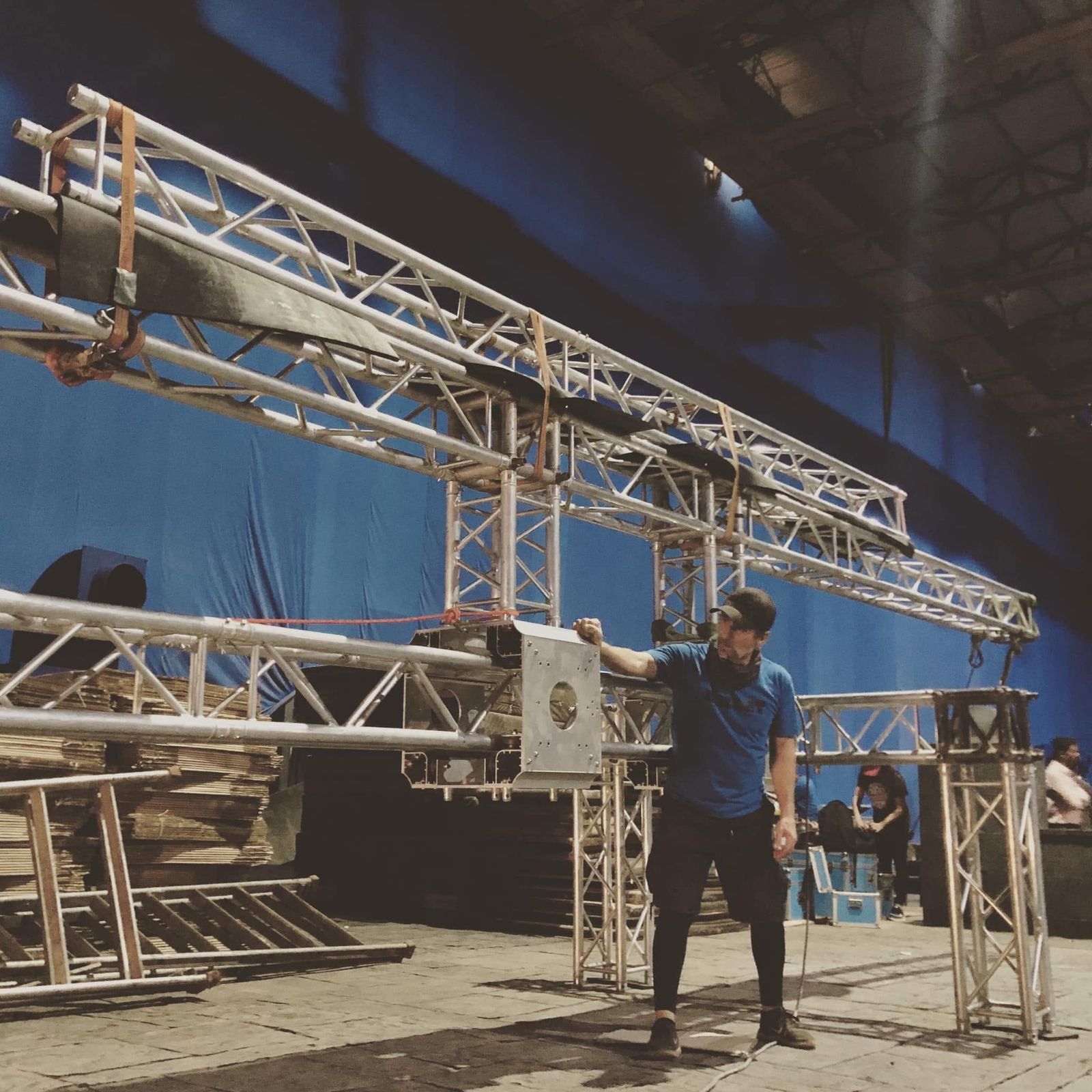 Behind the scenes: Truss rig in front of a bluescreen in the studio
